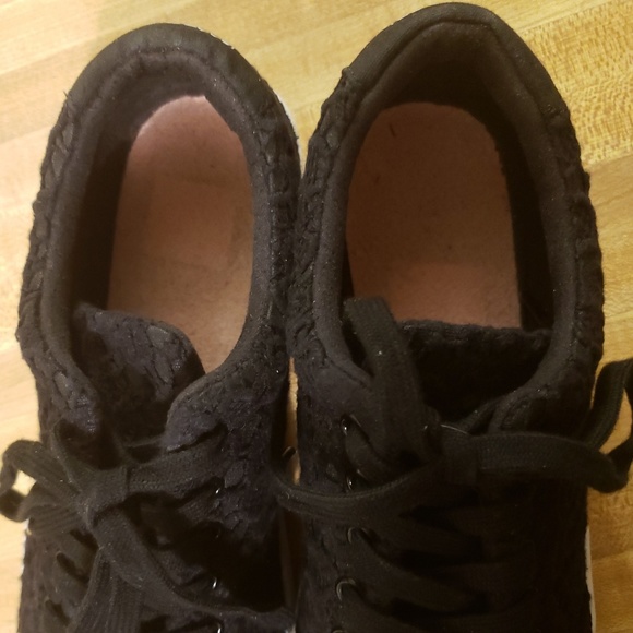 Isaac Mizrahi, Black Lacey Snk-Flats, 9, Like New - Picture 5 of 8